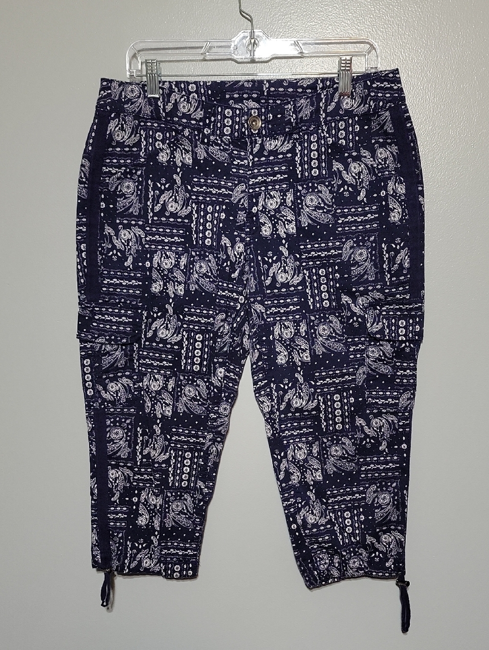 Time and Tru Womens Blue White Paisley Drawstring Cuffs Cargo Boho Capris Sz 12